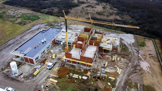 Drohnenaufnahme einer Baustelle — Koordination aller Gewerke aus der Vogelperspektive